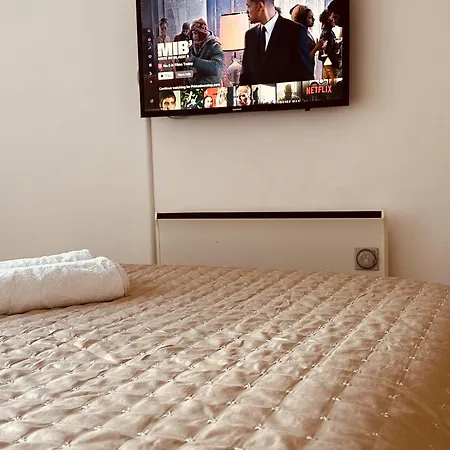 Deluxe Apt, Beautiful River View,free Parking No Balcony Apartment *