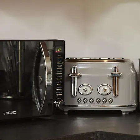 Deluxe - Beautiful River View, Balcony &free Secure Parking Leeds (West Yorkshire)