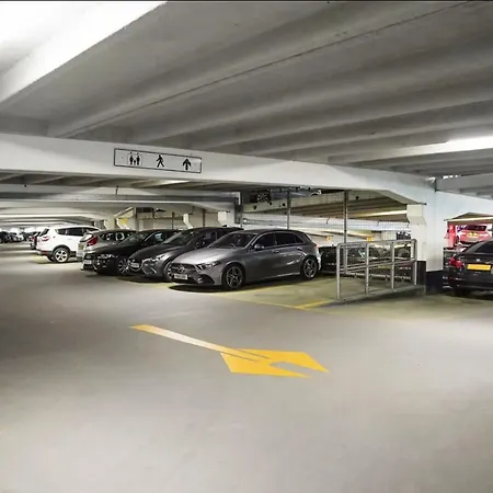 Deluxe - Beautiful River View, Balcony &free Secure Parking Leeds (West Yorkshire)